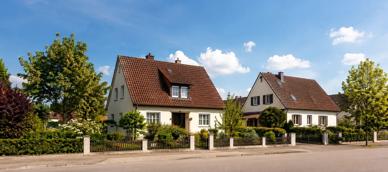 Bayerische Wohnstraße mit gepflegten Häusern und Vorgärten